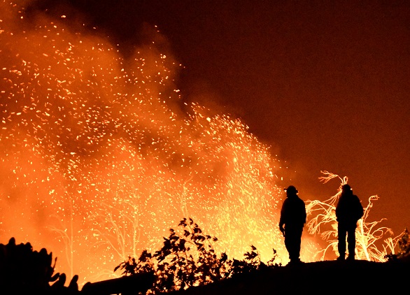 رياح كاليفورنيا تؤجج ثالث أكبر حرائق غابات في تاريخ الولاية