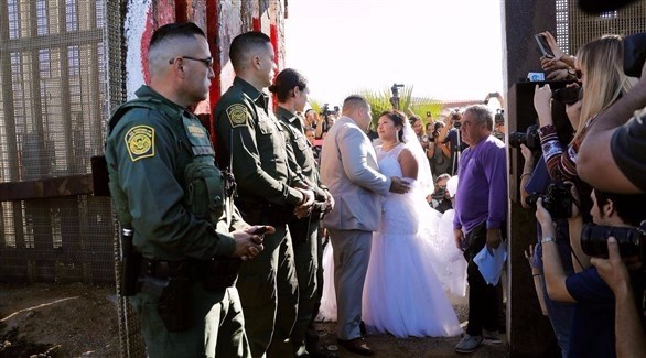حفل زفاف يتحدى جدار ترامب على الحدود الأمريكية المكسيكية