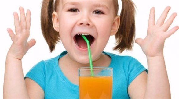 عصير الفواكه قد يُصيب طفلك بالإسهال