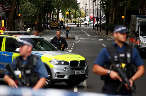 نقل شخصين للمستشفى بعد أن صدمت سيارة مشاة أمام مسجد في بريطانيا