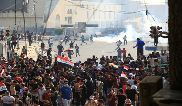 مقتل 4 متظاهرين بقنابل مسيلة للدموع في وسط بغداد