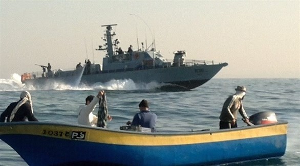 غزة: بحرية الاحتلال تصيب 3 صيادين وتعتقل اثنين منهم
