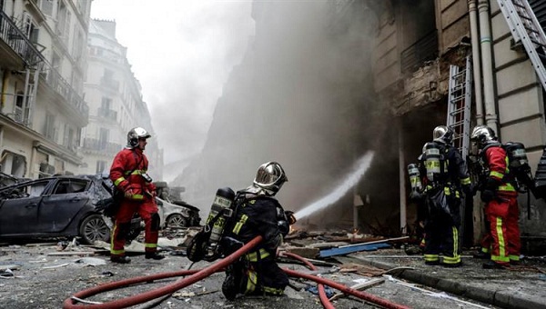 مقتل 3 أشخاص وإصابة 27 آخرين بحريق مبنى وسط باريس
