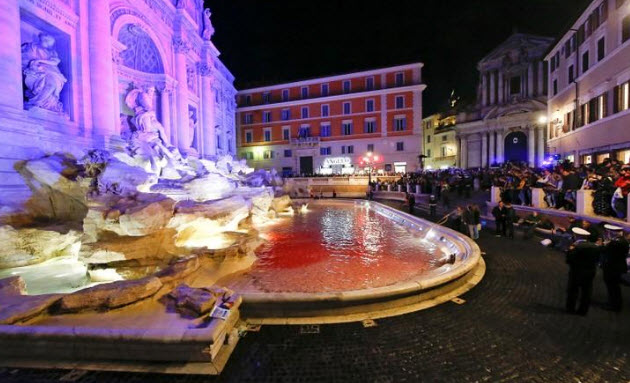 نافورة تريفي التاريخية في روما تتحول للون الأحمر بعد إلقاء صبغة بها