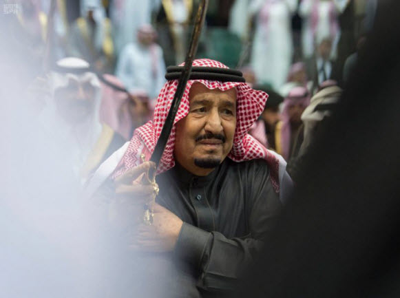 بالصور.. الملك سلمان يشارك بالعرضة خلال مهرجان "الجنادرية 32"
