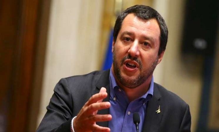 الادعاء الإيطالي يحقق باحتجاز وزير الداخلية لمهاجرين