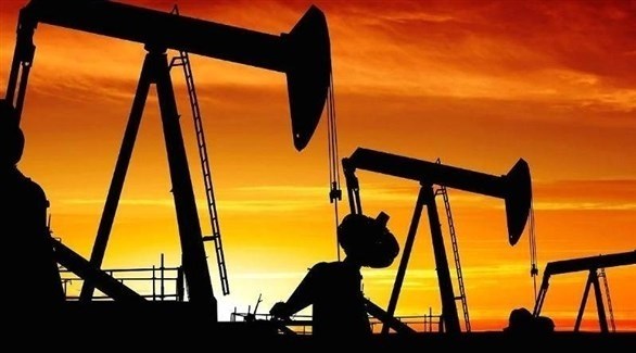 النفط يهبط مع زيادة معروض أمريكا