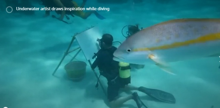  تحت سطح البحر فنان كوبي يرسم لوحات فنية بين الأسماك والشعاب المرجانية