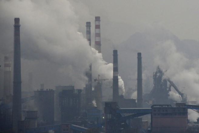 الضباب الدخاني يتسبب في فرض قيود على المصانع في شمال الصين