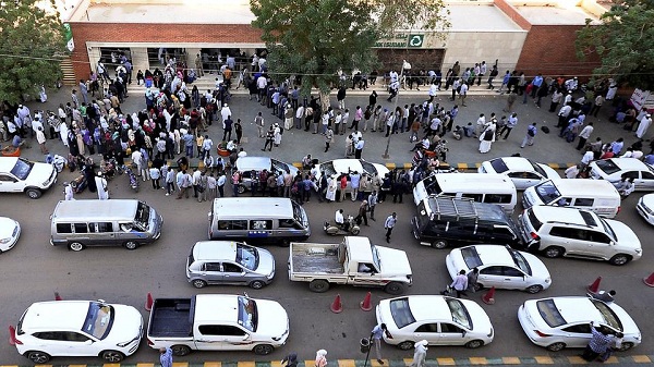 السودان: مظاهرات جديدة ووزير الداخلية يقر "الشارع محق"