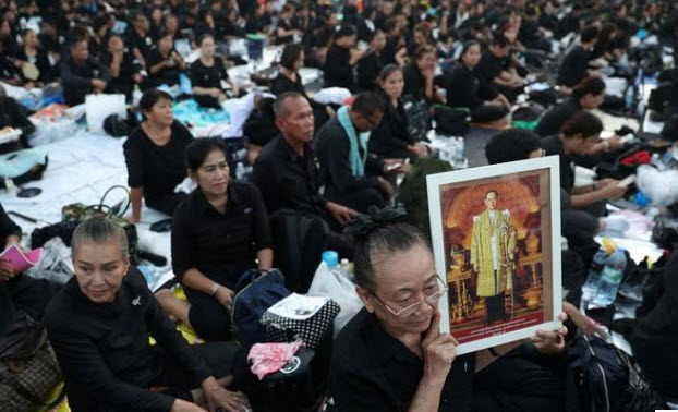 أمواج من المعزين تتدفق لتشييع جنازة ملك تايلاند الراحل