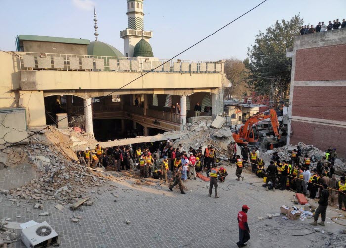 الأمير : تفجير مسجد بيشاور عمل إرهابي شنيع
