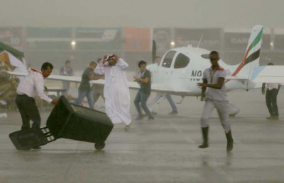 الأمطار تغلق المدارس في الإمارات وتعلق الرحلات الجوية 