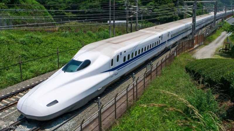 أسرع قطار ياباني يوقف "تدريبات الرعب" تحت القضبان