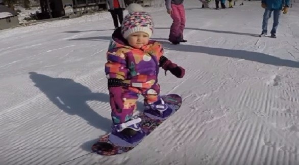 طفلة تتزلج على الثلج في عيد ميلادها الأول
