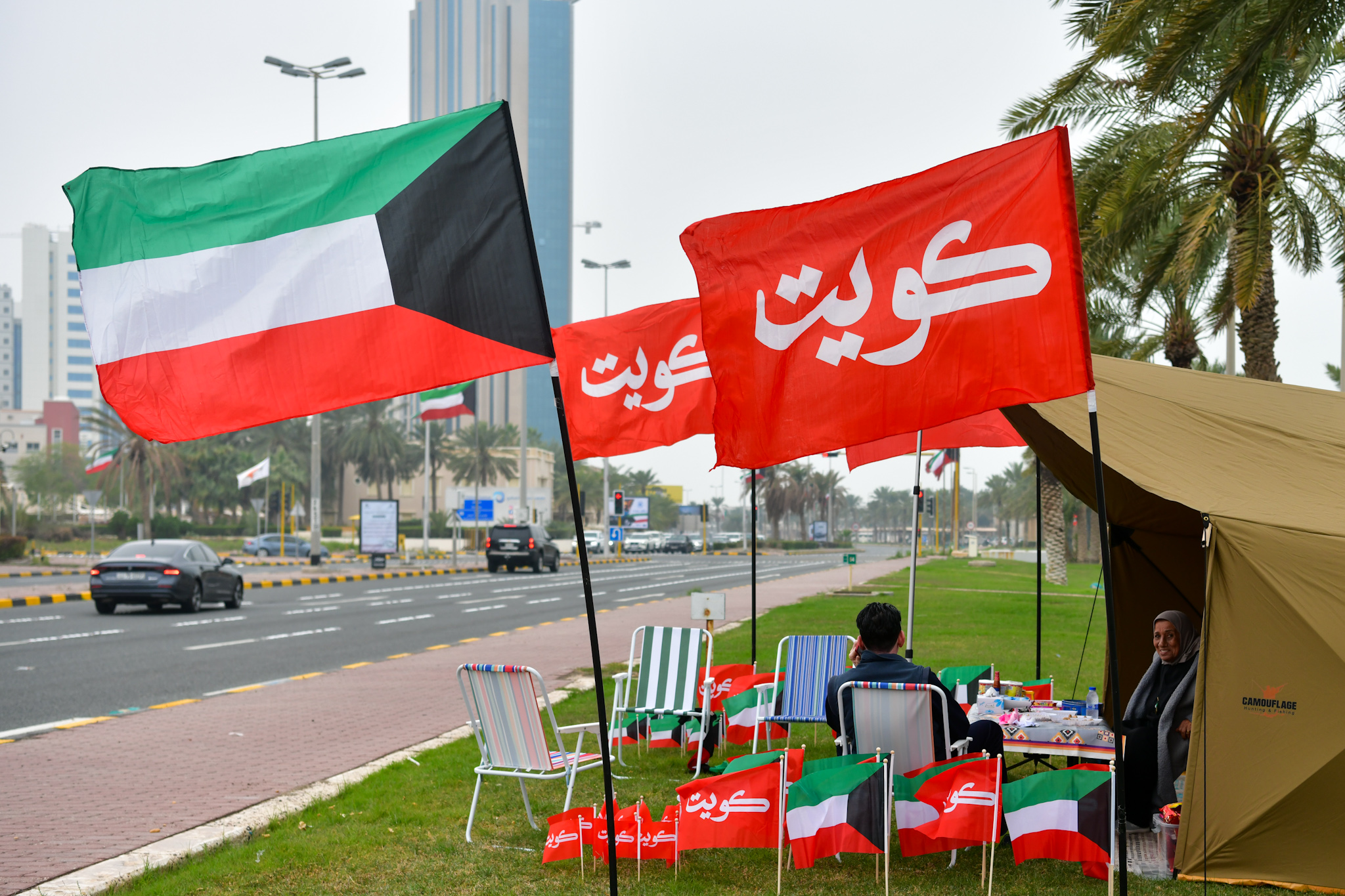  أعلام الكويت تزين شارع الخليج العربي في جو من البهجة والسعادة بالأعياد الوطنية