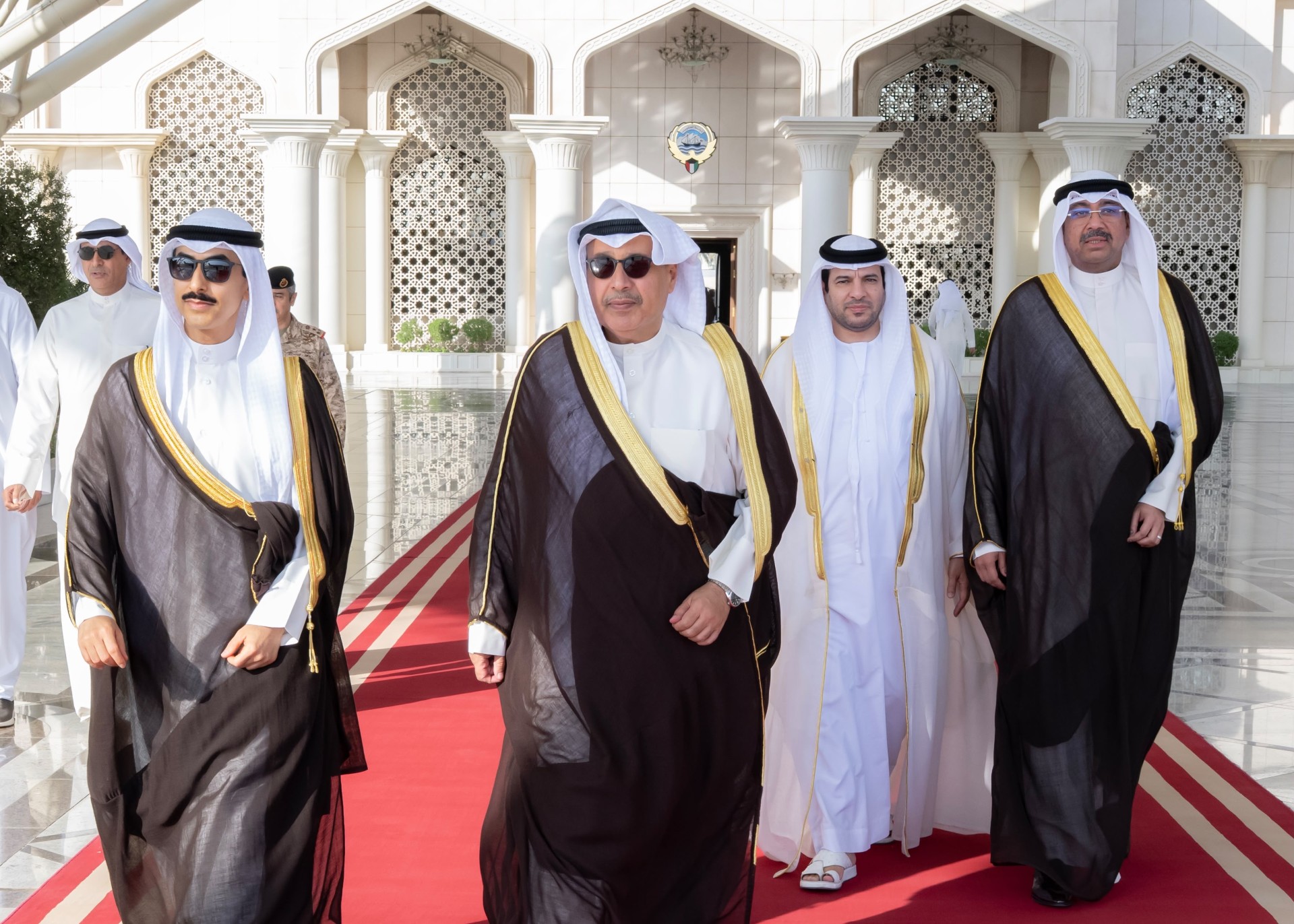 ممثل سمو أمير البلاد وزير شؤون الديوان الأميري يتوجه إلى الإمارات