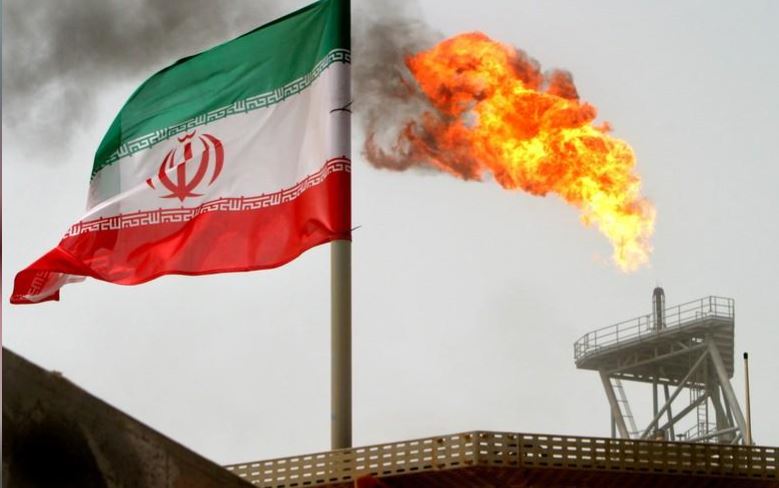 إيران تبيع مزيدا من النفط لمصدرين من القطاع الخاص للالتفاف على العقوبات