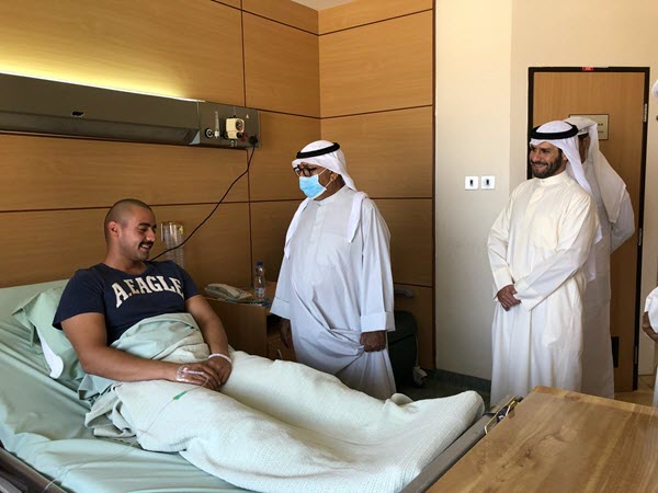 وزير الدفاع يطمئن على الحالة الصحية للطلبة الضباط بمستشفى «جابر الأحمد» للقوات المسلحة ومستشفى «الصباح»