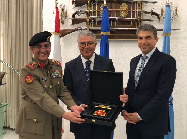 وزير الدفاع التونسي يؤكد أهمية إرساء تعاون عسكري ثابت بين بلاده والكويت 