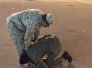 بالفيديو: لحظة مؤثرة لضابط سعودي يقبل قدمي والده