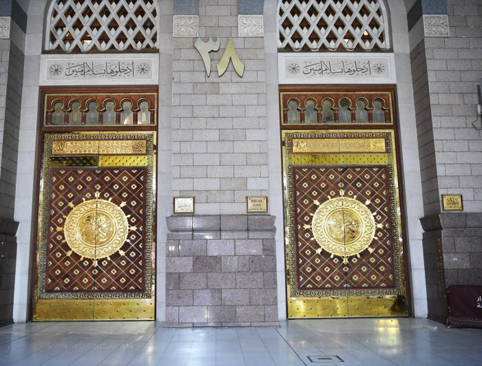  أبواب «المسجد النبوي» مئة.. وزن الواحد منها طناً وربع