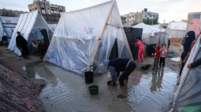  غزة.. النازحون غرقوا في الأمطار