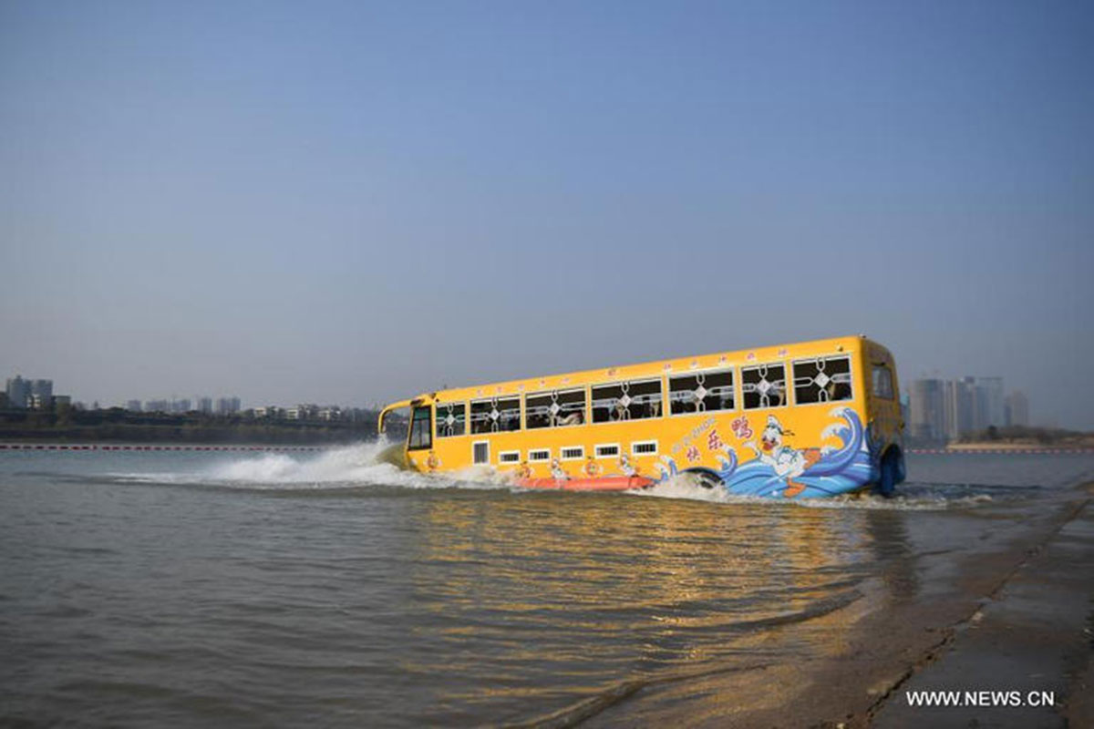 في الصين.. حافلة برمائية تثير الدهشة