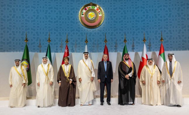 القمة الخليجية  تطالب بوقف الحرب على غزة