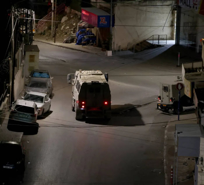 الاحتلال يجبر عشرات الفلسطينيين على إخلاء منازلهم في الخليل
