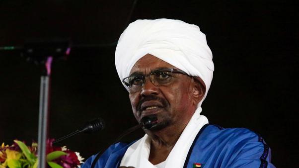 الرئيس السوداني يقرر حل الحكومة