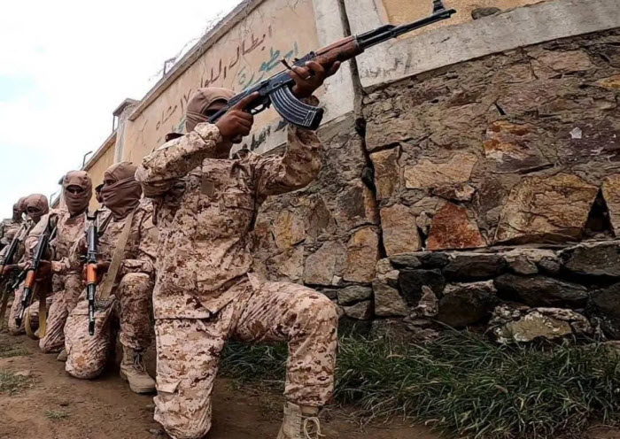 الجيش اليمني يكسر موجات هجوم حوثية عنيفة غرب تعز