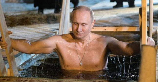 بوتين يغوص في مياه بحيرة متجمدة احتفالا بعيد الغطاس