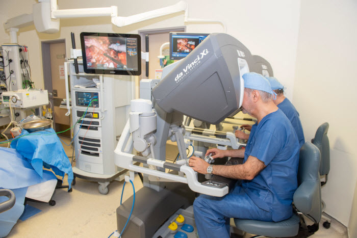  «حمد الطبية» تجري أول جراحة روبوتية لزراعة الكلى في قطر 