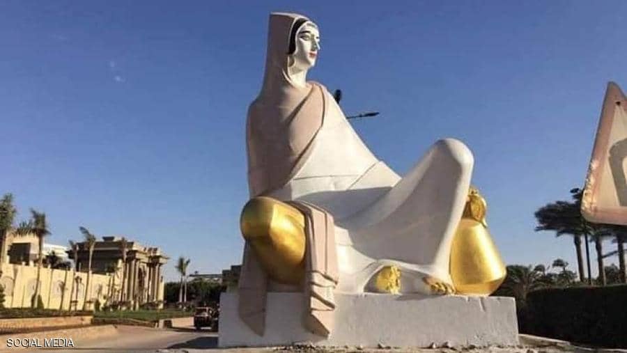 أحمر شفاه وركبة عارية.. تمثال «مشوّه» يثير الاستياء في مصر