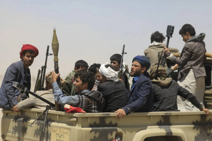 الحوثيون يطلقون أكثر من 14 صاروخاً باليستياً على الساحل الغربي لليمن