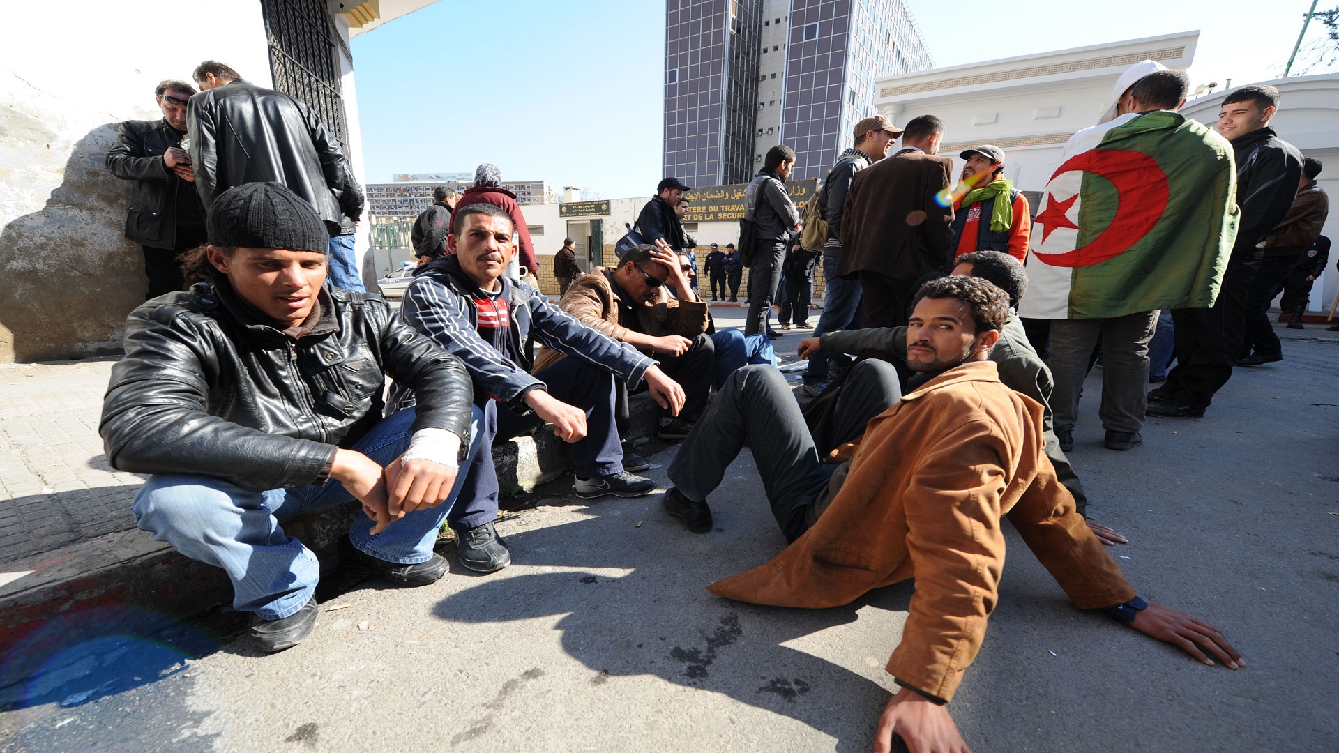 الجزائر تعاني من بطالة الشباب رغم تعافي أسعار النفط