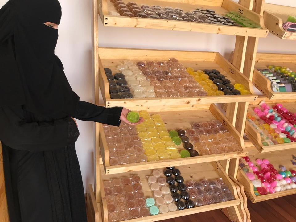 شابة سعودية تحول الأعشاب  والفواكه إلى  صابون