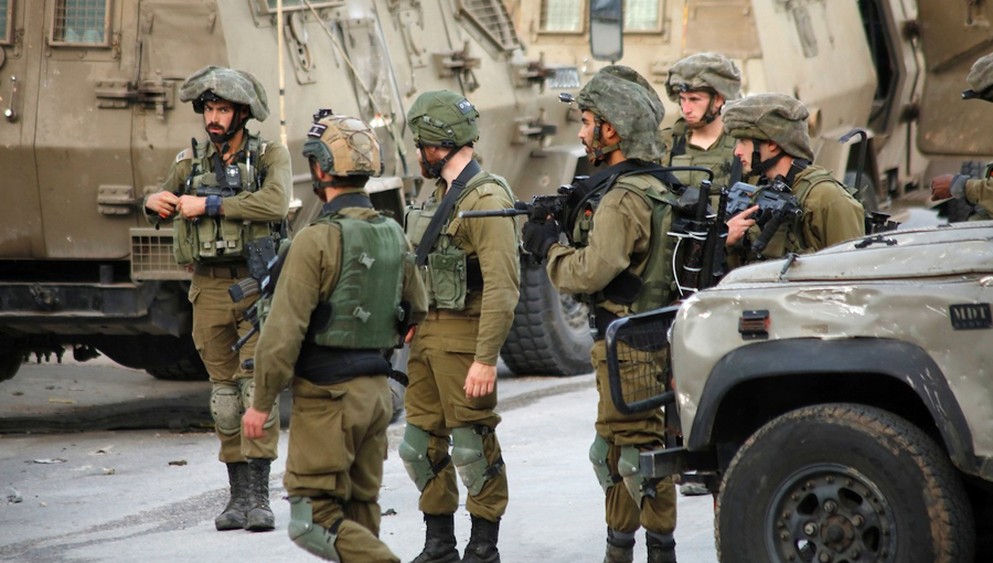 إصابة 4 فلسطينيين في مداهمة لجيش الاحتلال بالضفة الغربية