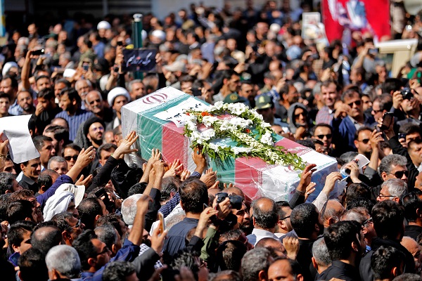 آلاف الإيرانيين يشيعون ضحايا الهجوم على العرض العسكري