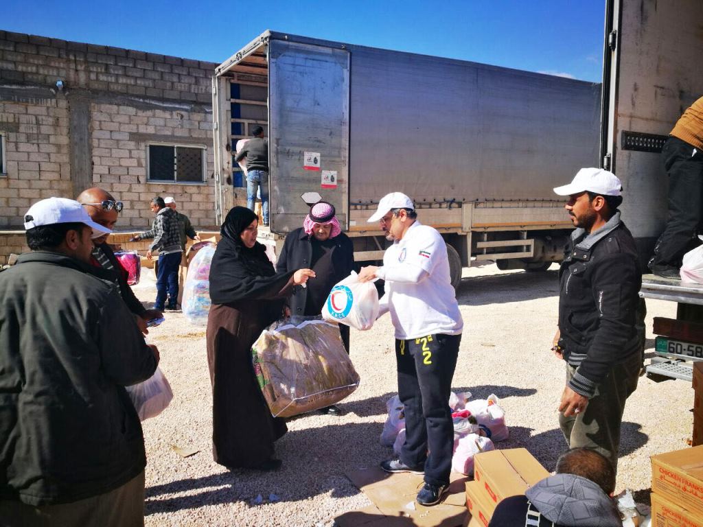“الهلال الأحمر” توزع مساعدات على 700 أسرة سورية في “المفرق” الأردنية 