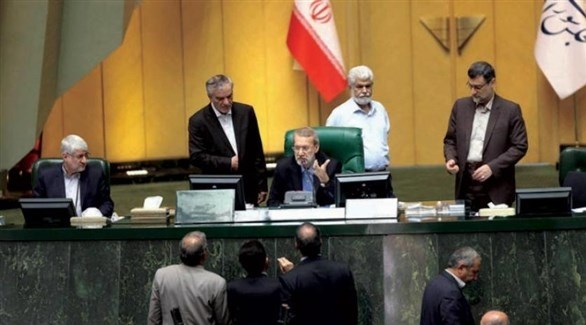 برلمان إيران يزيح وزير المالية عن منصبه