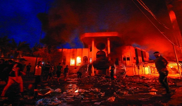 إيران تستدعي السفير العراقي لديها احتجاجا على حرق قنصليتها في البصرة