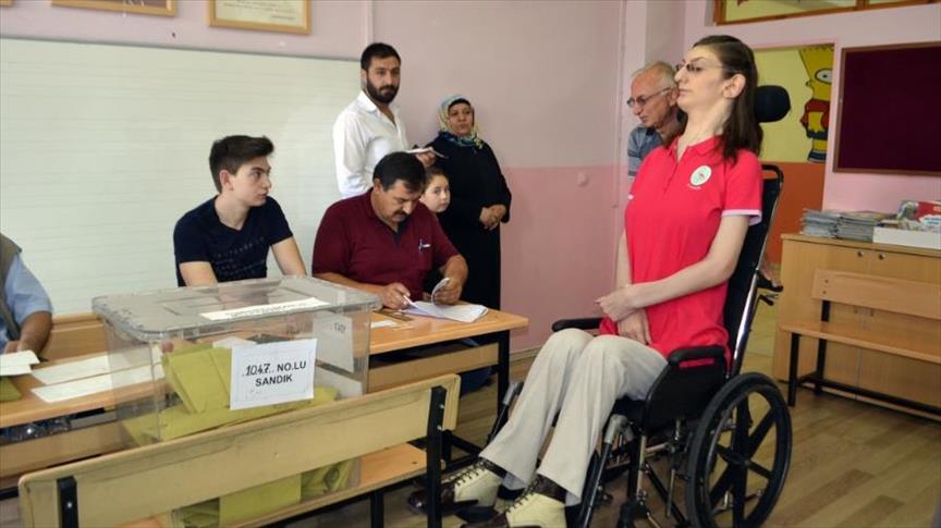 أطول فتاة بالعالم تدلي بصوتها في الانتخابات التركية
