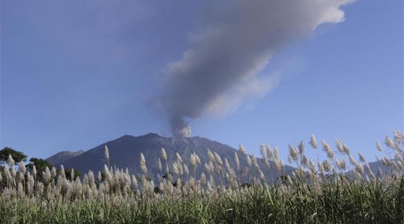 بركان يغلق مطاراً في إندونيسيا