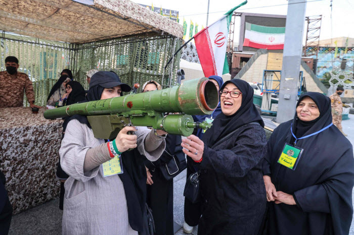 إيران تحصّن منشآتها النووية وتهيِّئ شعبها للعودة إلى القتال