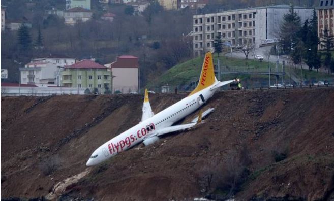 طائرة ركاب تنحرف عن المدرج في تركيا باتجاه البحر الأسود