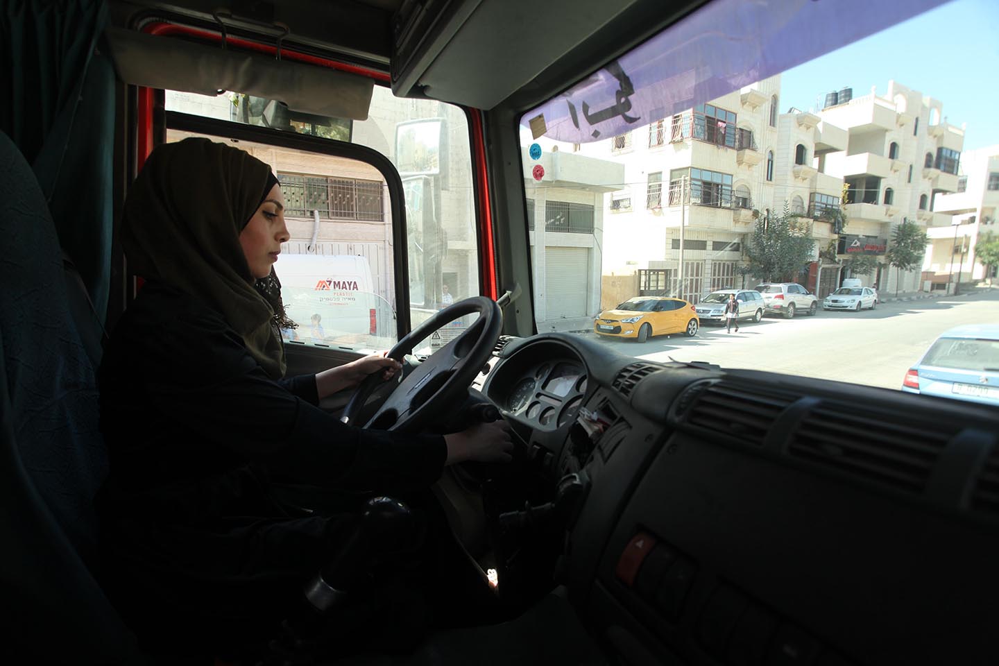 مهندسة فلسطينية.. أصغر فتاة تقود «قاطرة مقطورة»