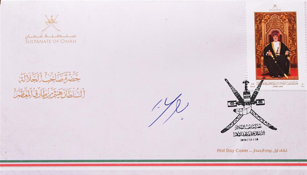 تدشين أول طابع بريدي تذكاري يحمل صورة سلطان عمان