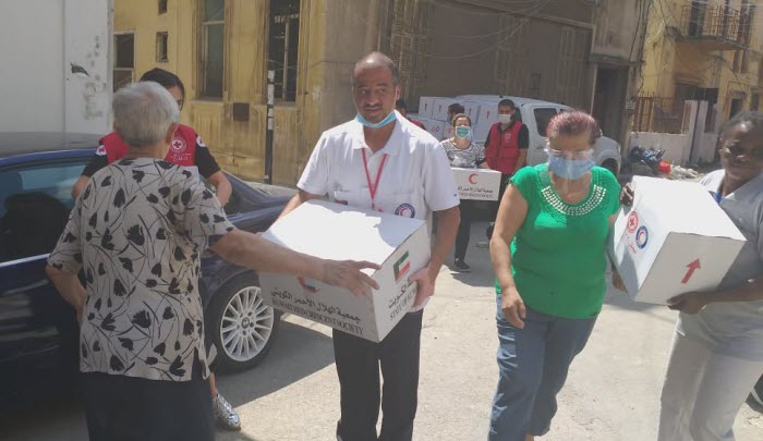 الكويت توزع 500 سلة غذائية على أسر لبنانية 